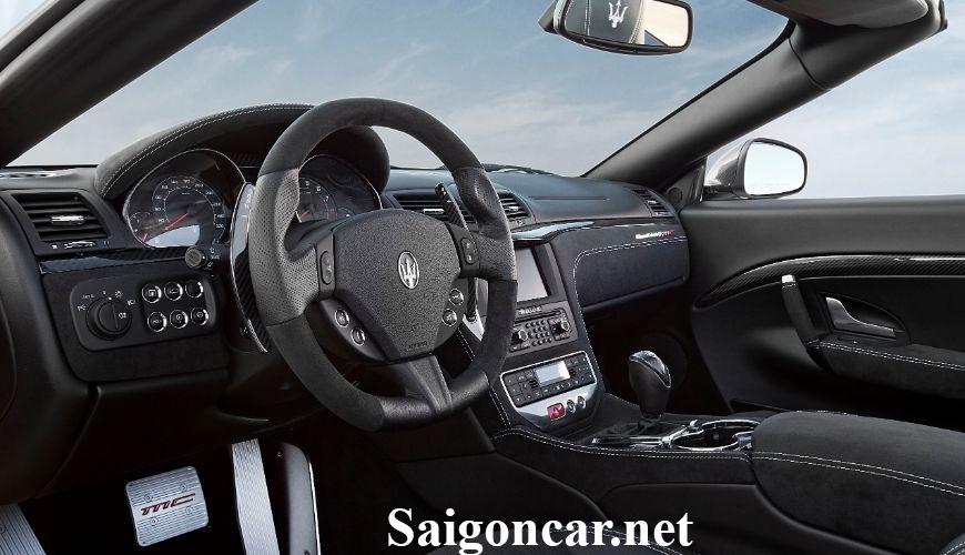 Maserati GranCabrio Nội thất khoang lái sang trọng với vô lăng 3 chấu