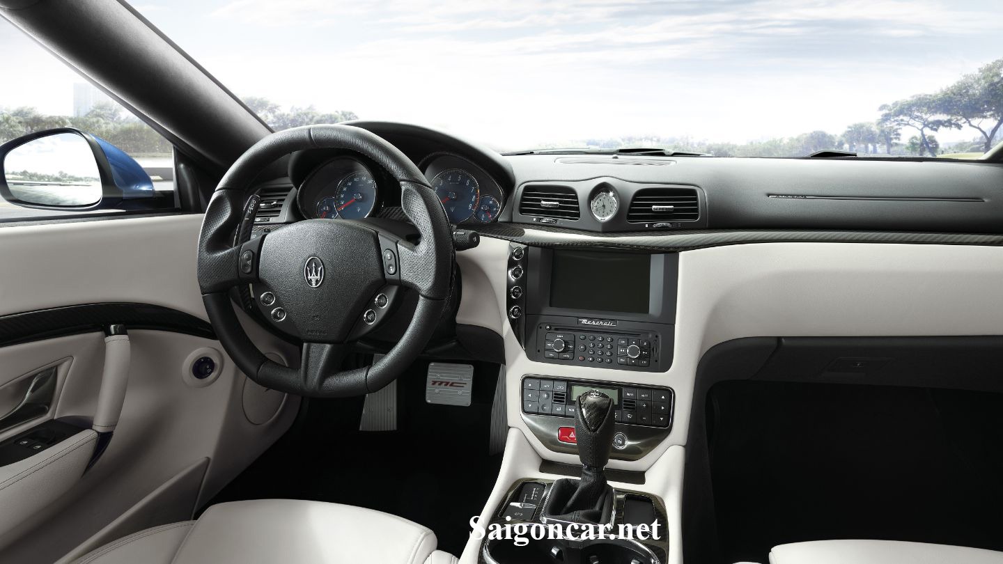 Maserati GranTurismo Nội thất khoang lái lịch lãm và sang trọng