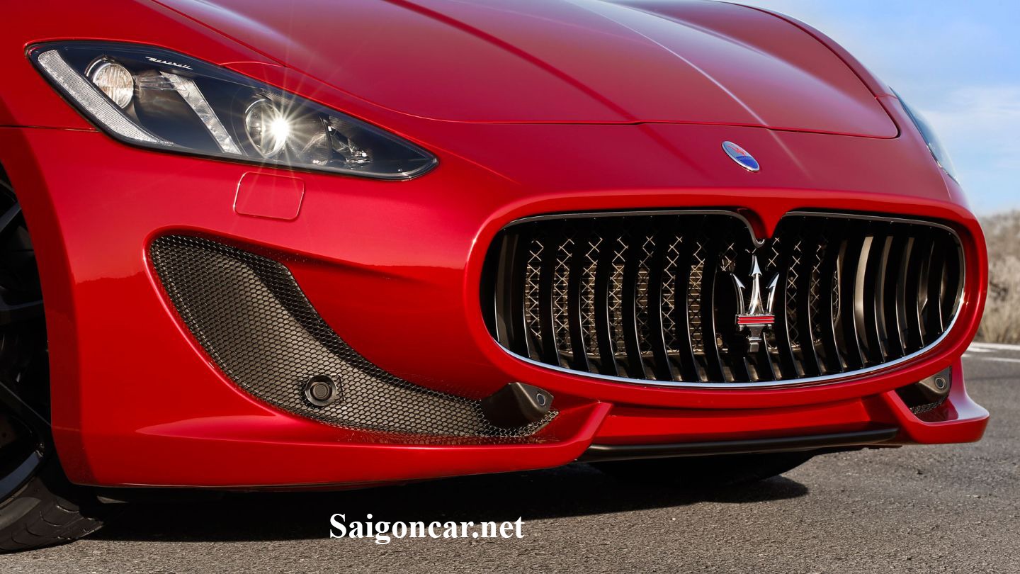 Maserati GranCabrio Đầu xe thiết kế mạnh mẽ với lưới tản nhiệt gắn liền thương hiệu của Maserati